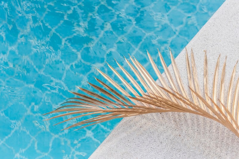 A durabilidade e resistência são características que o tornam uma excelente opção para ser utilizado como revestimento de piscinas.