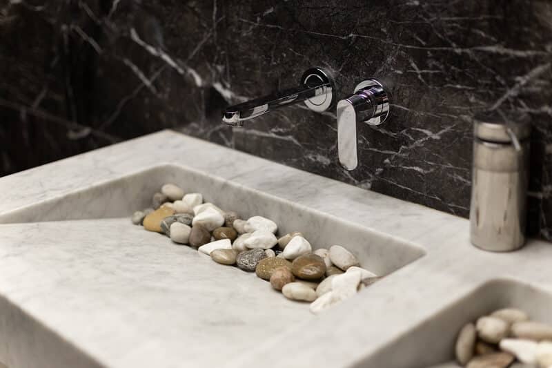 escolher a pia de mármore perfeita para o seu banheiro