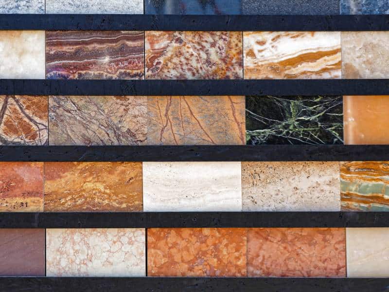 Amostras de diferentes cores de mármore lado a lado