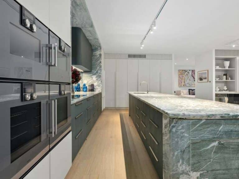 Uma cozinha moderna com uma grande bancada de mármore