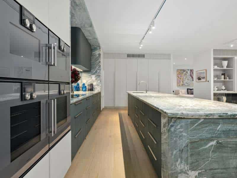 Uma cozinha moderna com uma grande bancada de mármore