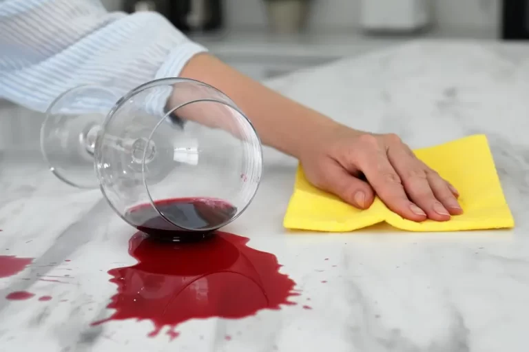 Mármore manchado Guia prático para remover vinho ou café