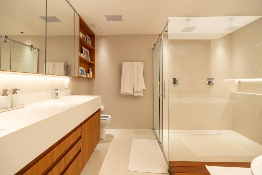 Banheiros de Luxo com Mármore: Inspiração e Elegância