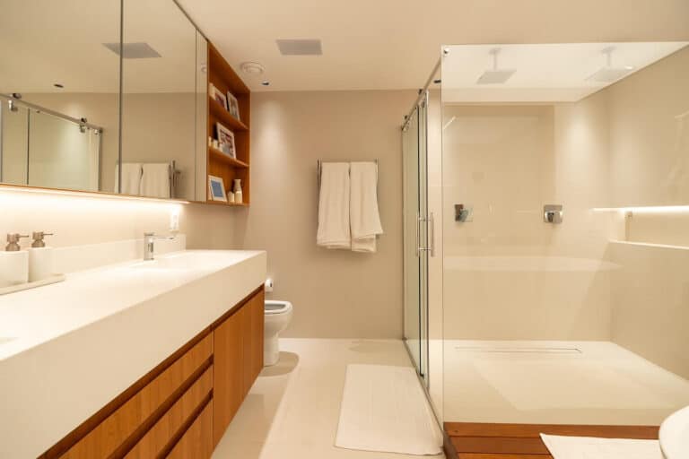 Banheiros de Luxo com Mármore: Inspiração e Elegância