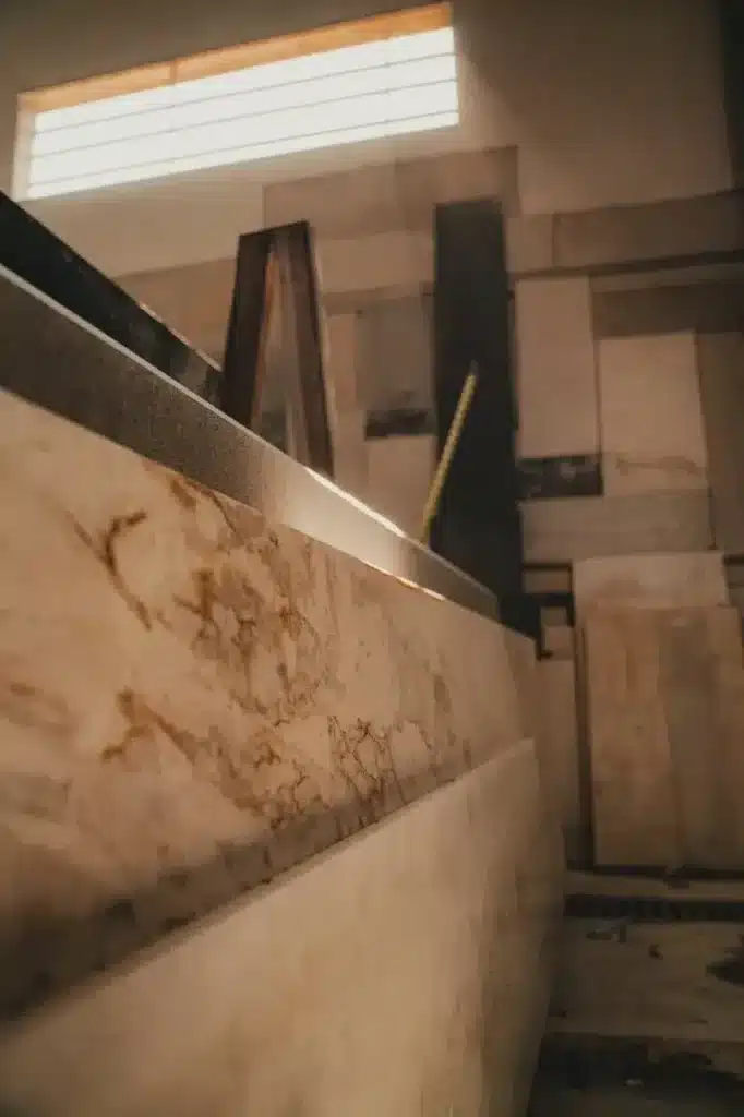 Chapas de mármore e granito no estoque da Sahara em Brasília