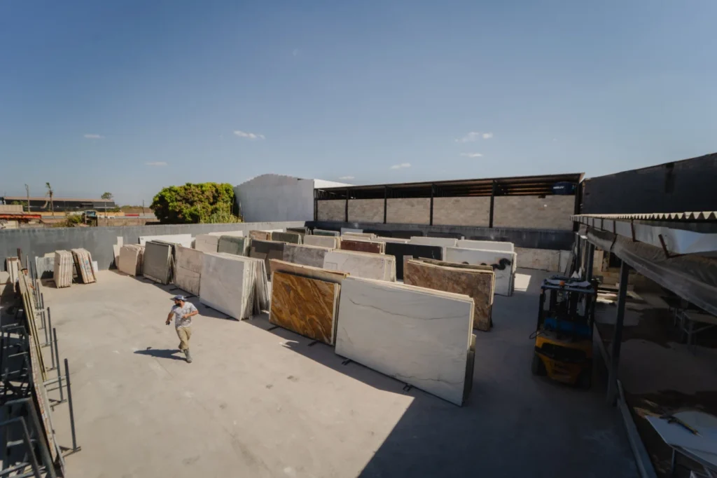 Chapas de pedra natural expostas no pátio da Sahara Indústria de Rochas, no SIA, em Brasília